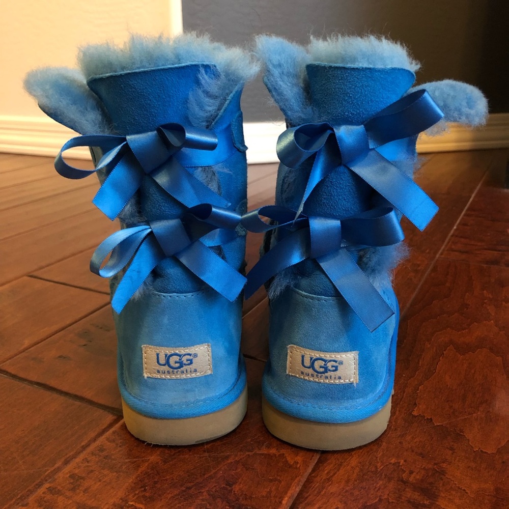 Women’s Bailey Bow Blue Uggs Size 6